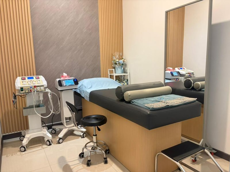Ruang terapi Care Physio Paskal 23 — meja terapi, cermin, dan alat elektroterapi & ultrasound
