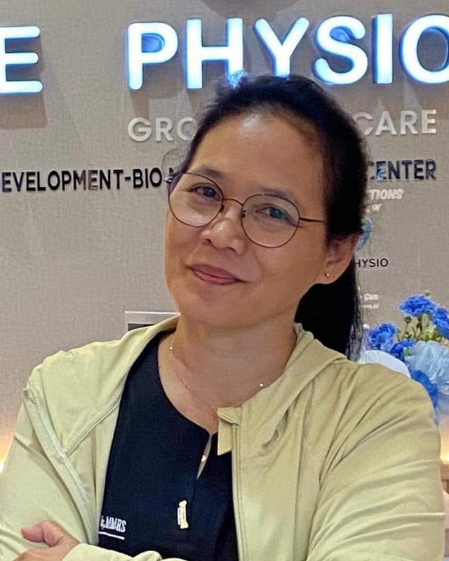 Rosy Armelia, pendiri Care Physio, di depan dinding logo klinik